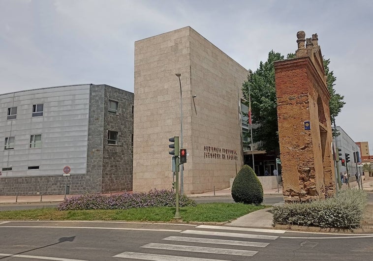 Dos hermanos deben pagar 3.700 euros a una mujer a la que pegaron en Santiago del Campo